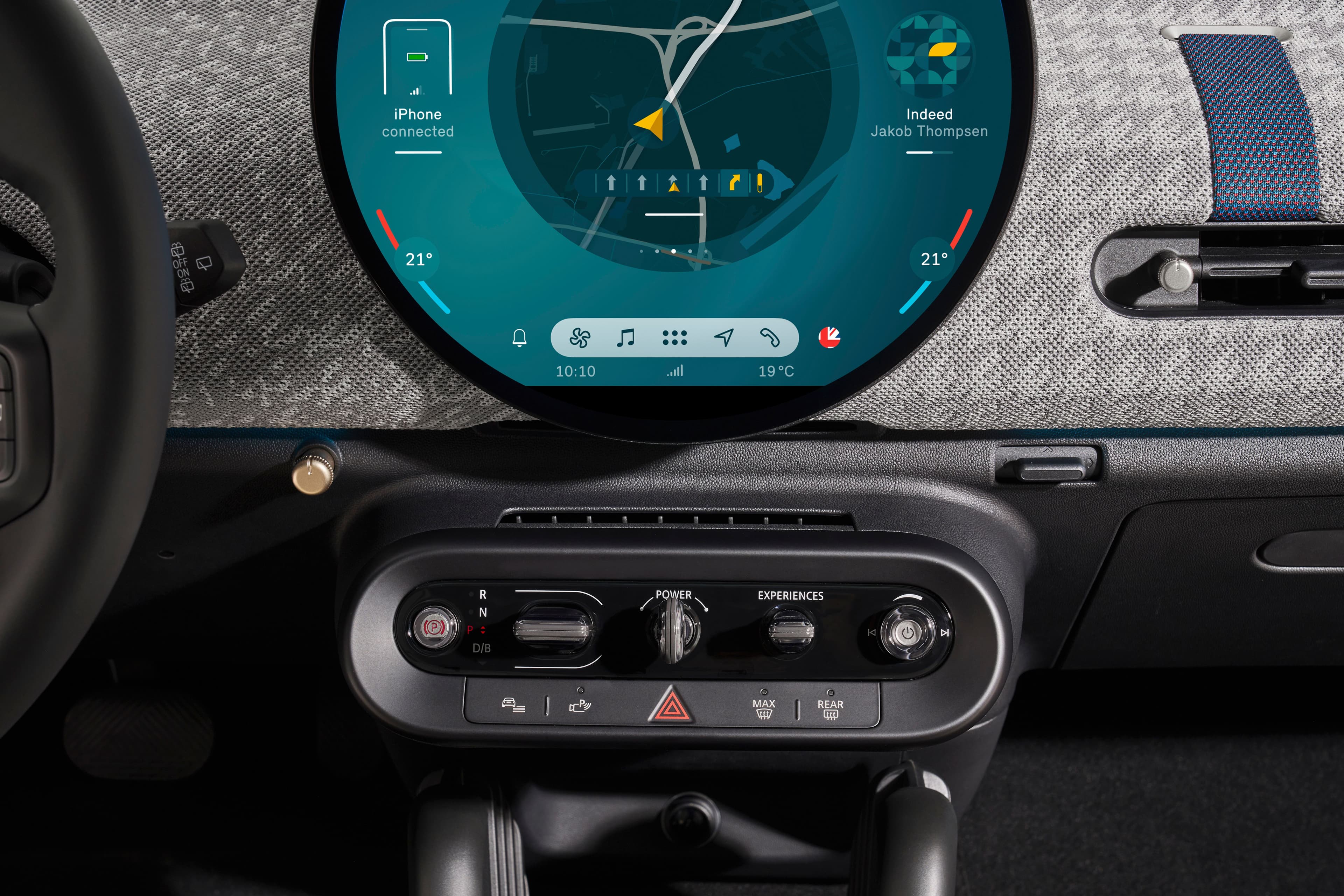Imagen del MINI Cooper SE eléctrico con diseño icónico y carácter urbano