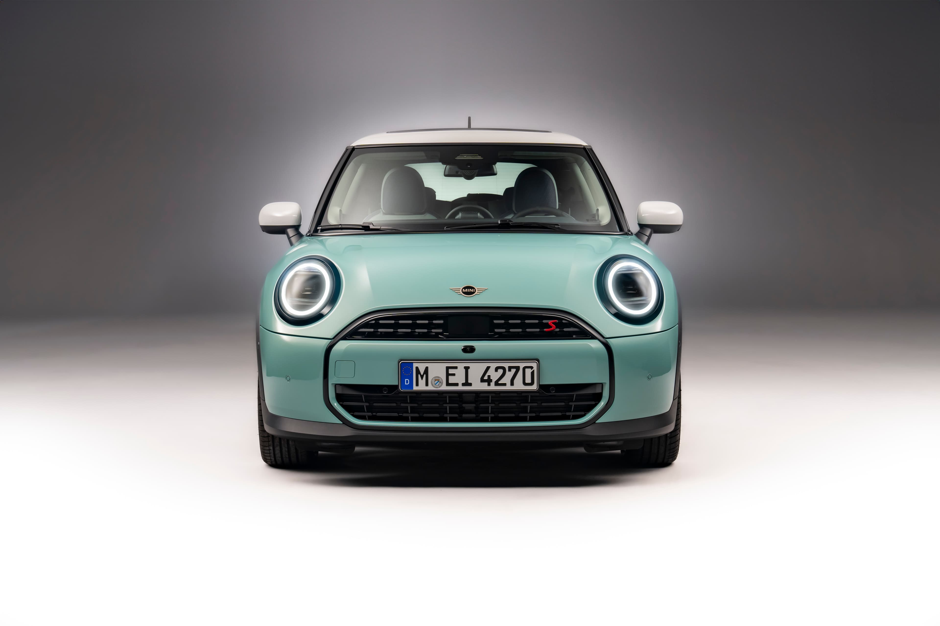Imagen del MINI Cooper S mostrando su diseño trasero y líneas compactas deportivas