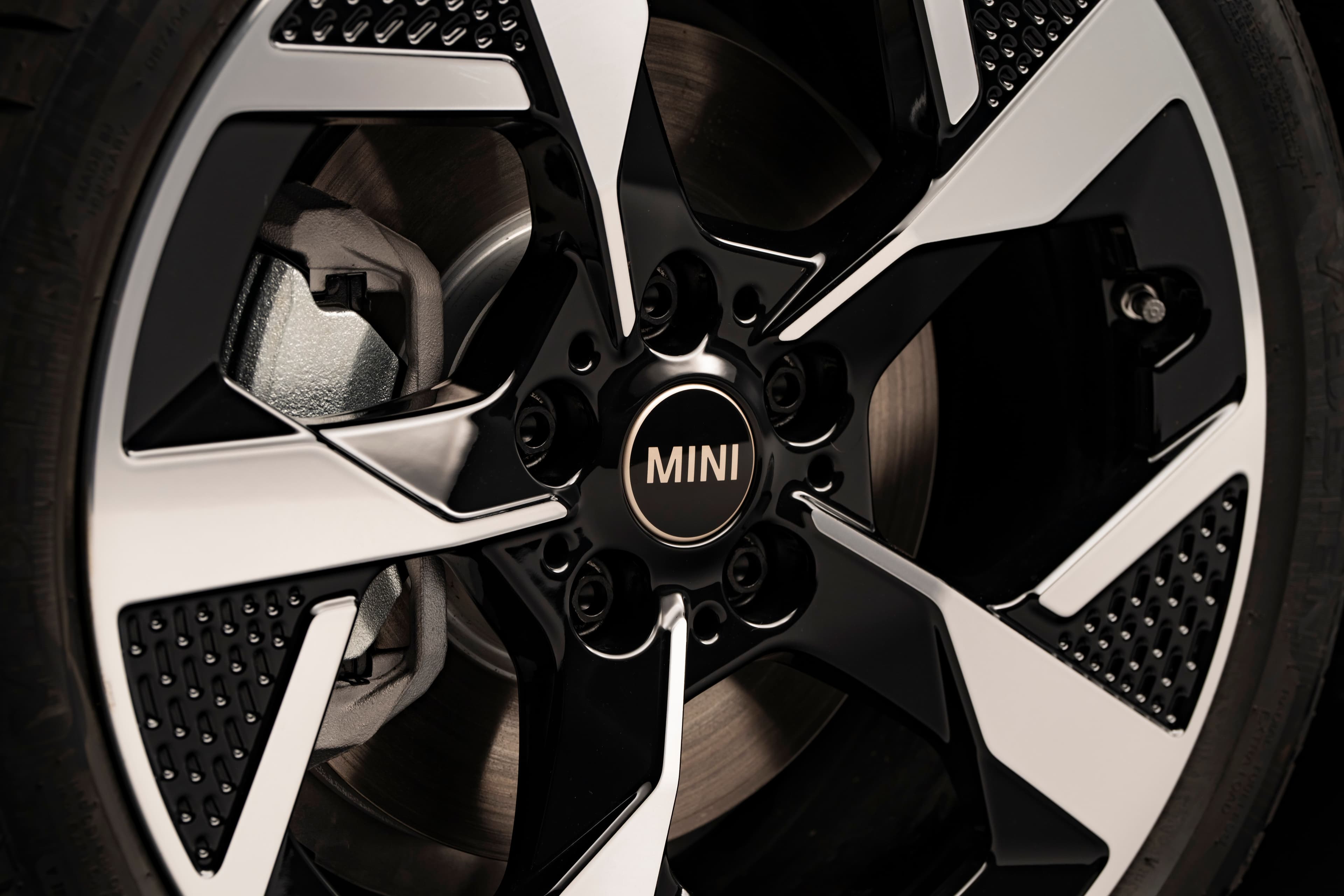 Imagen del MINI Cooper S destacando su vista frontal y carácter deportivo