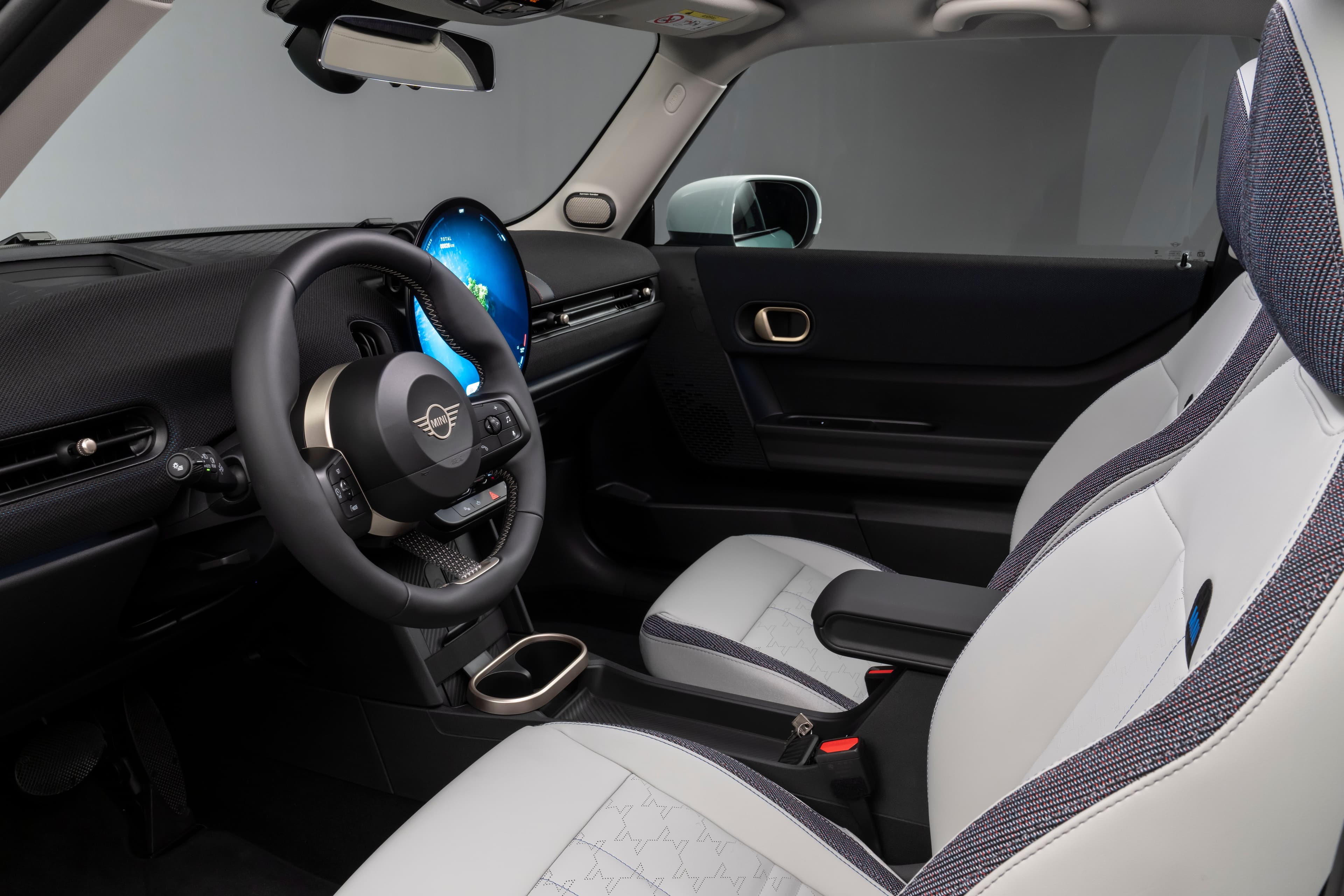 Imagen del MINI Cooper S destacando su diseño exterior y estilo deportivo