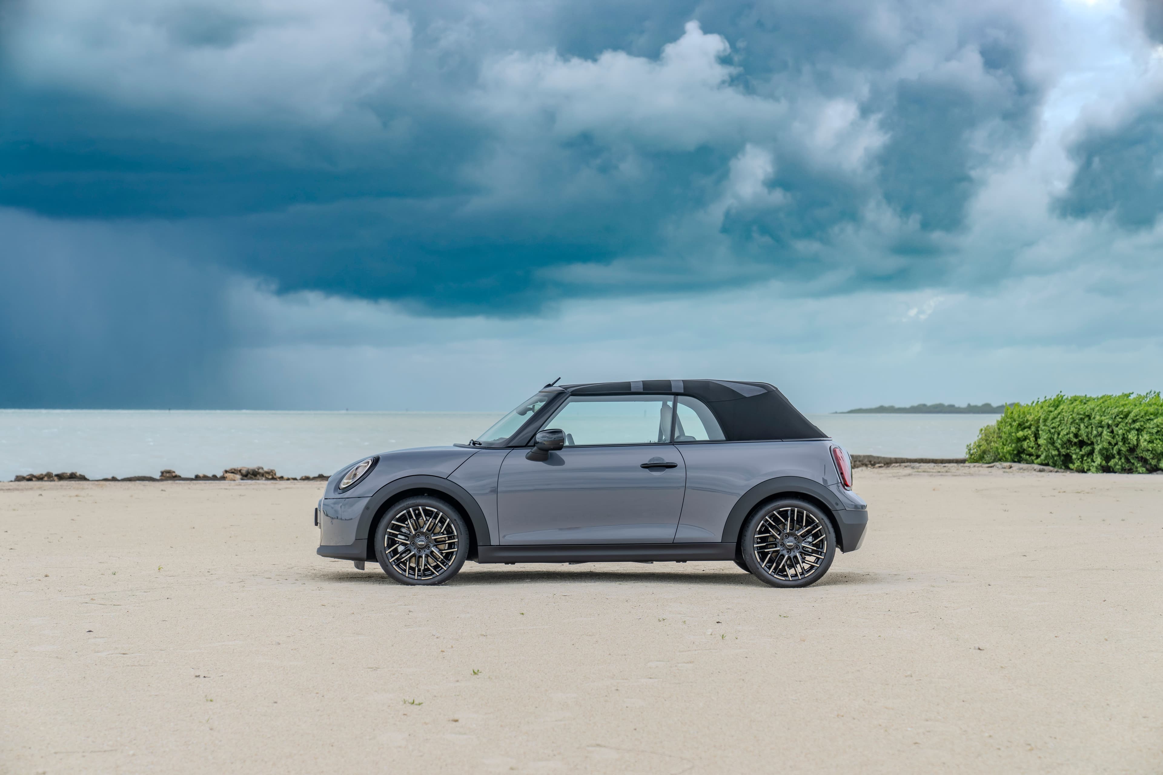 Imagen del MINI Cooper Convertible mostrando su perfil lateral y diseño descapotable