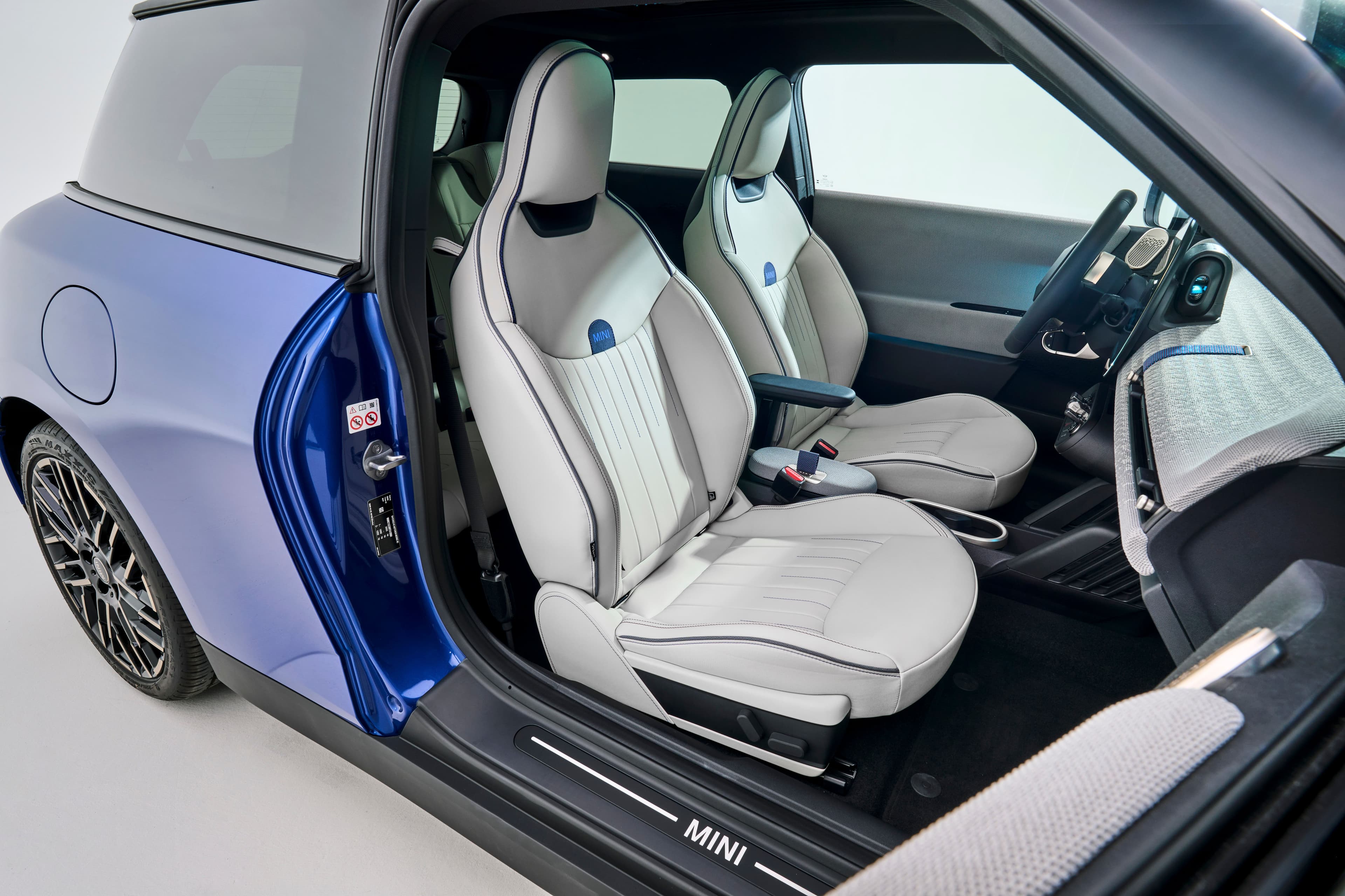 Imagen del MINI Cooper SE eléctrico destacando su vista trasera y diseño compacto