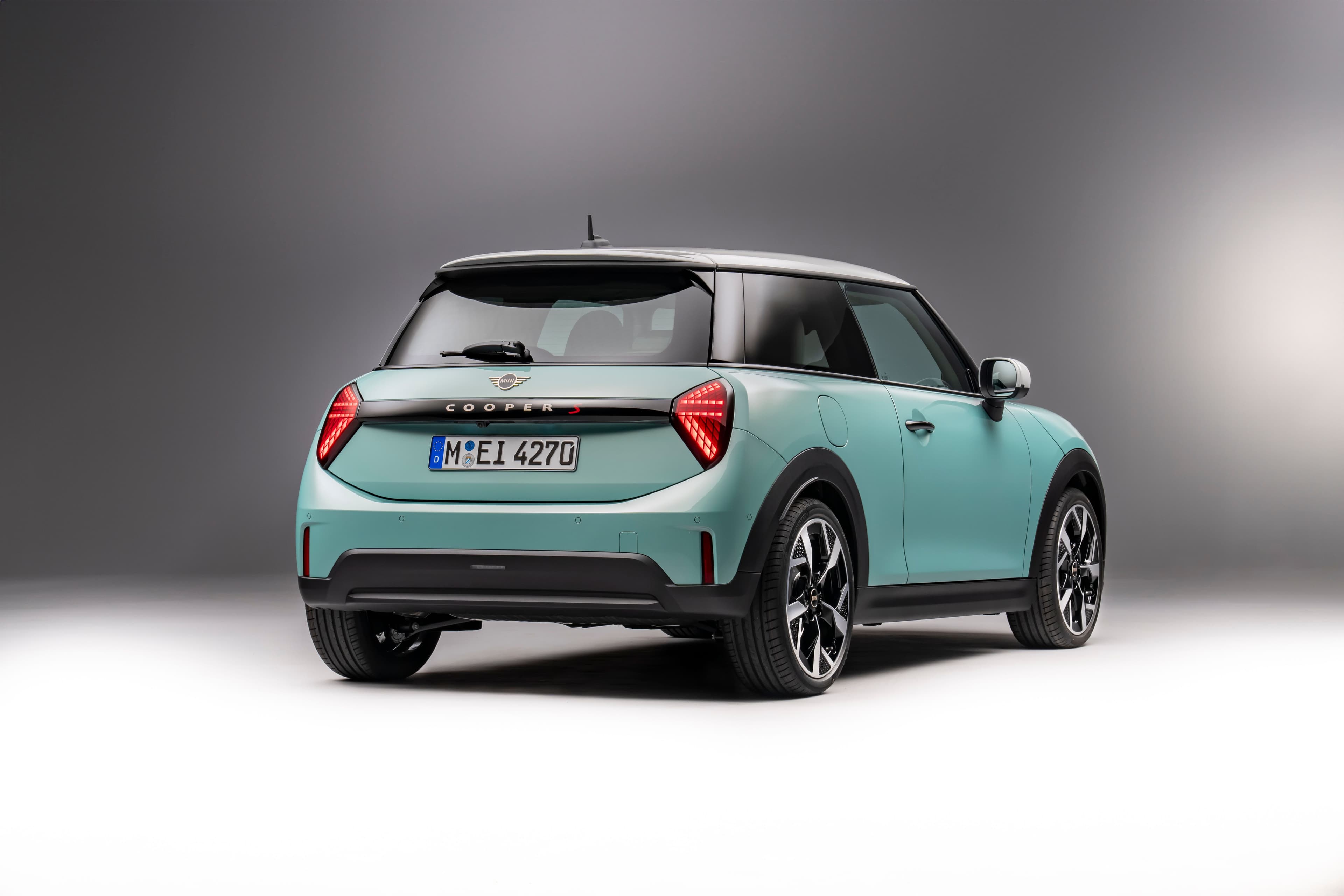 Imagen del MINI Cooper S mostrando su perfil lateral y líneas deportivas