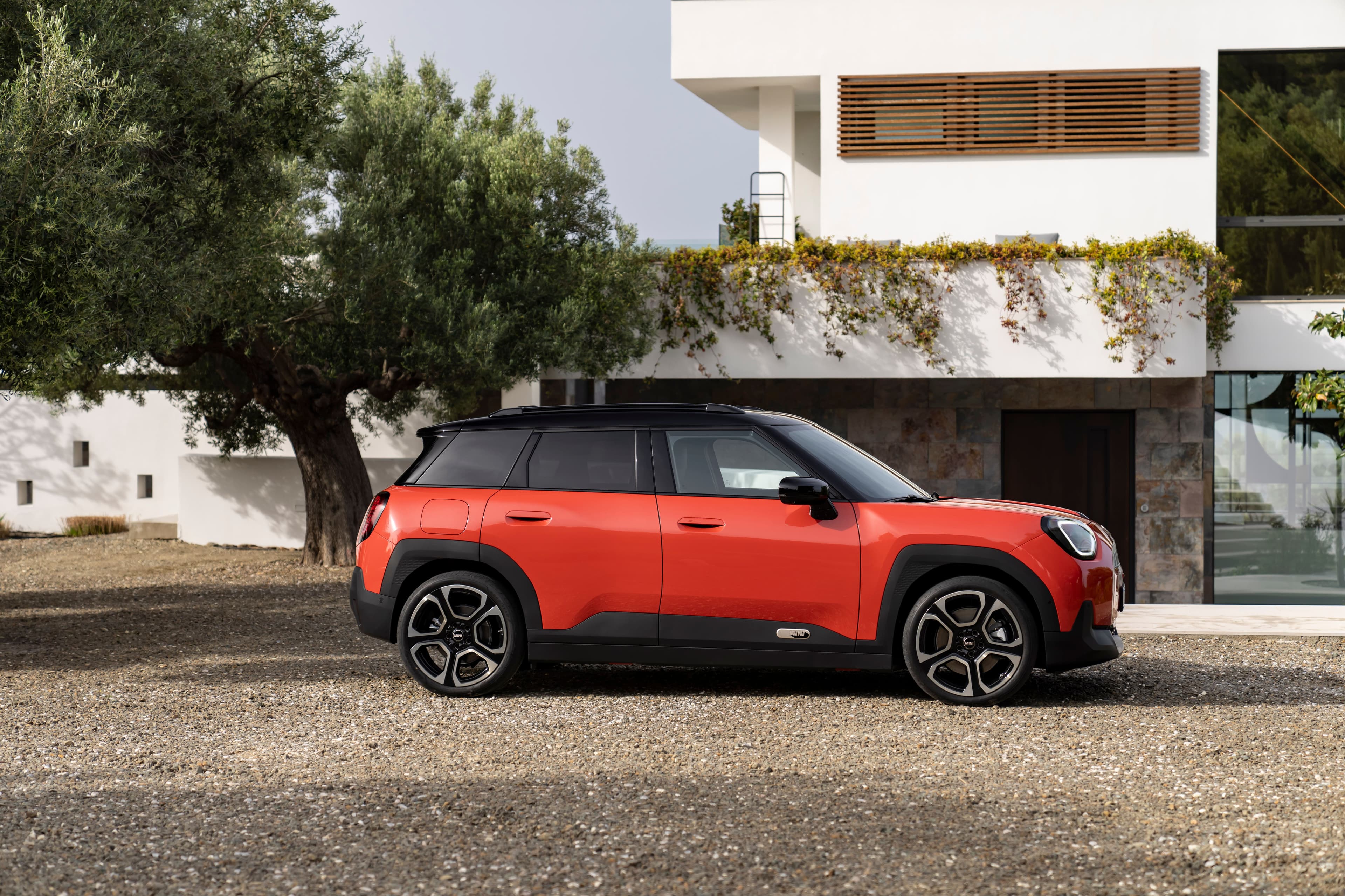 Imagen del MINI Aceman SE eléctrico destacando su silueta y diseño contemporáneo