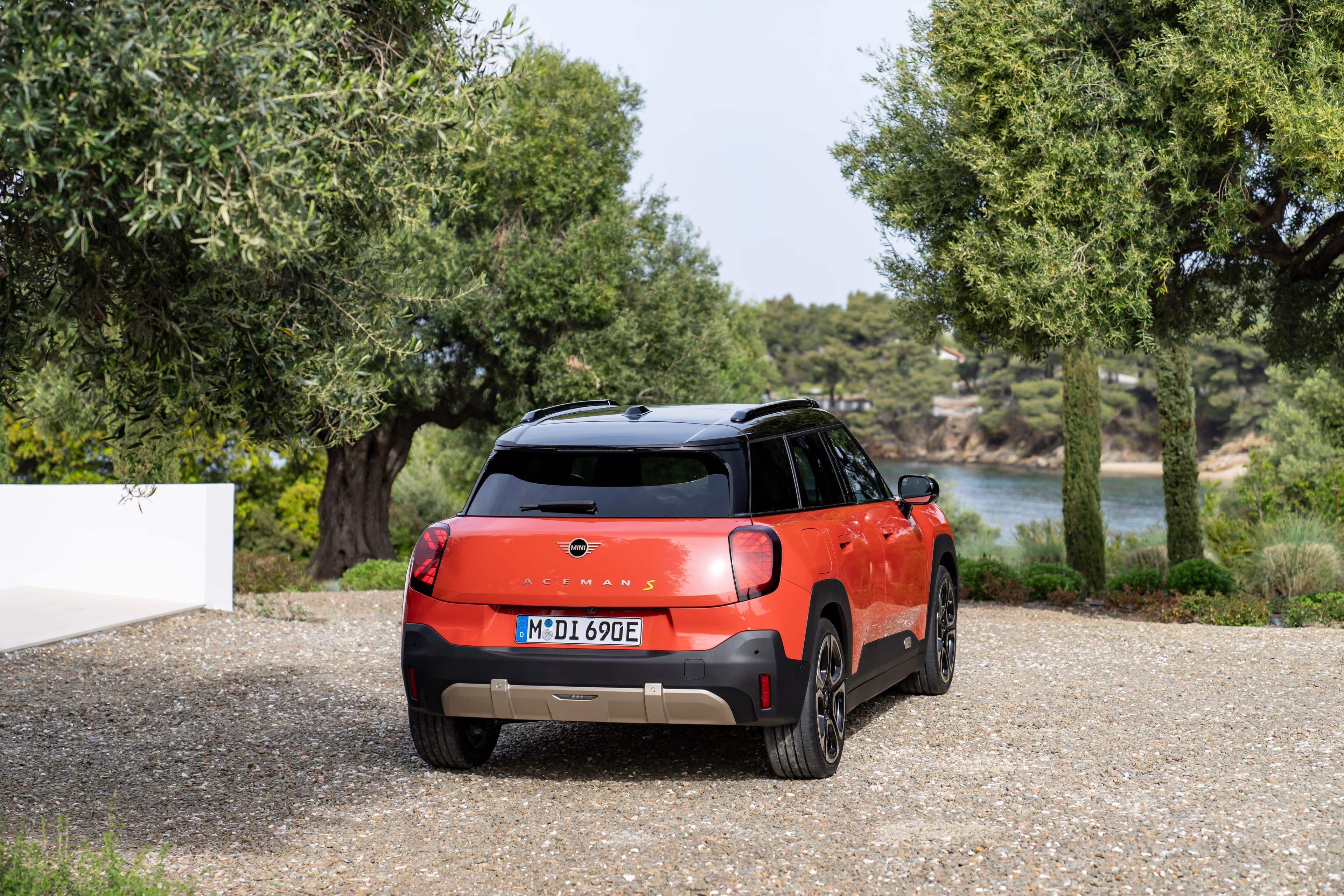 Imagen del MINI Aceman SE eléctrico con diseño moderno y carácter urbano