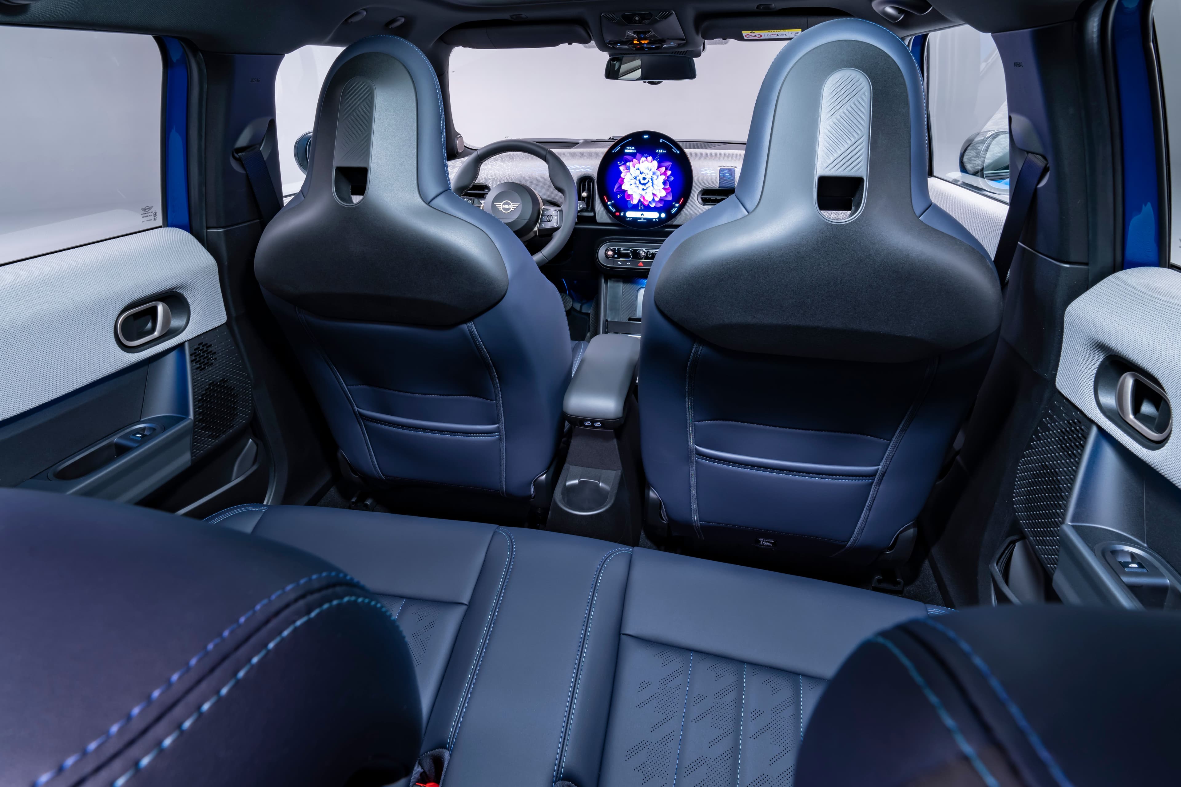 Imagen del MINI Cooper S 5 puertas destacando su vista frontal y diseño deportivo