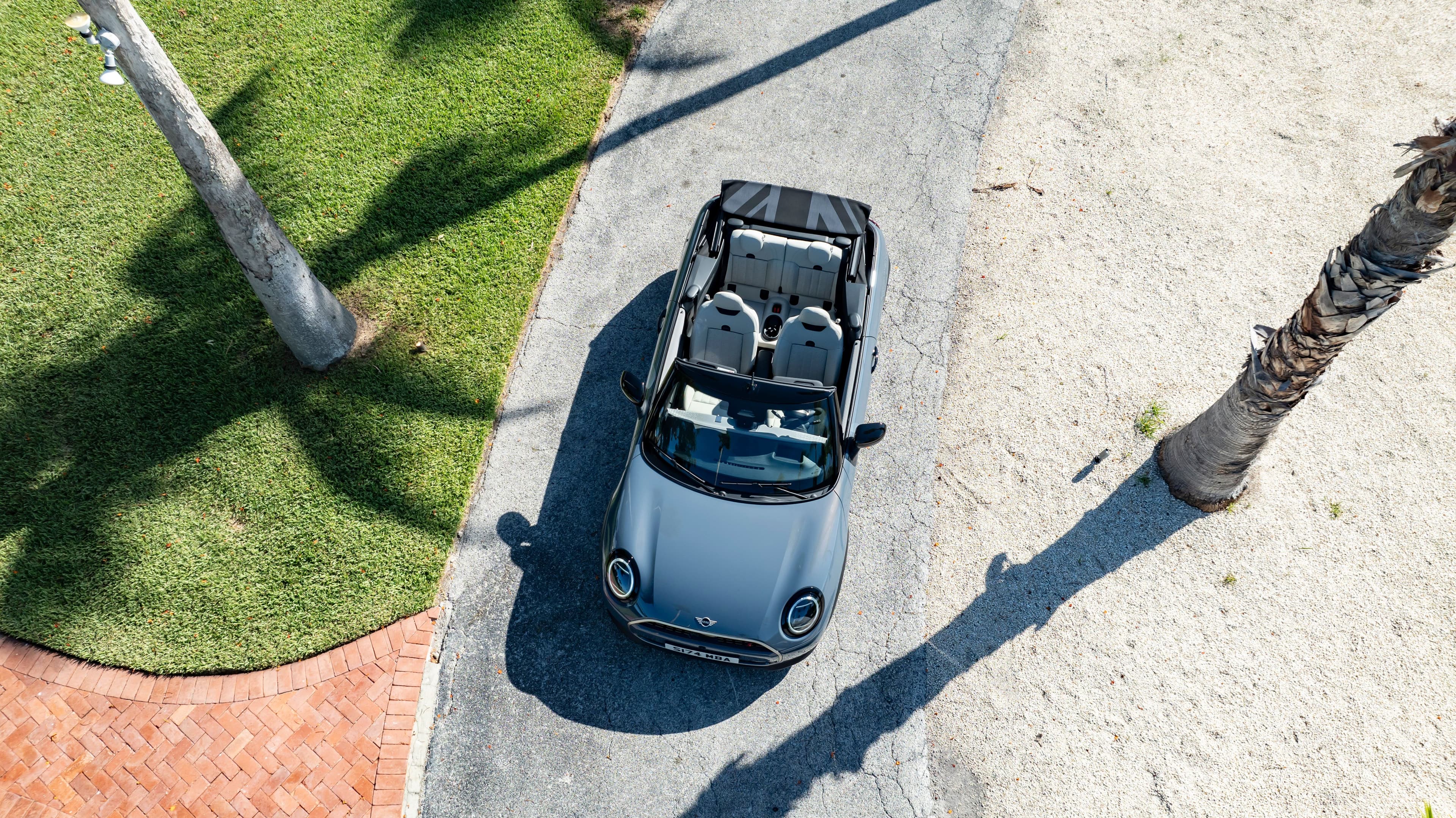 Imagen del MINI Cooper Convertible resaltando detalles exteriores y su techo descapotable