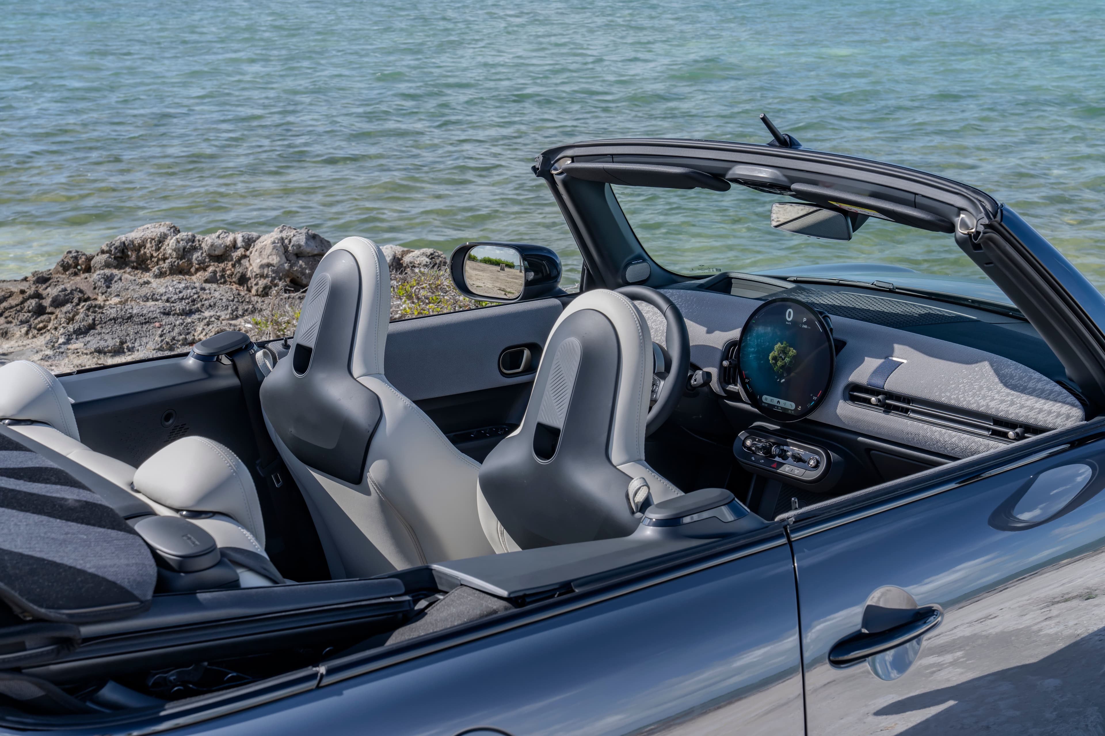 Imagen del MINI Cooper Convertible destacando su diseño frontal y espíritu descapotable